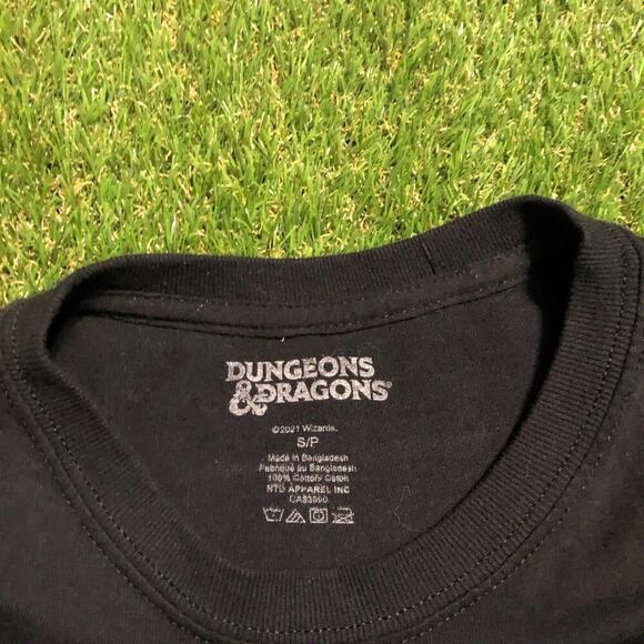 Dungeons & Dragons Dungeon Master’s Guide Graphic Tee - Picture 3 of 4